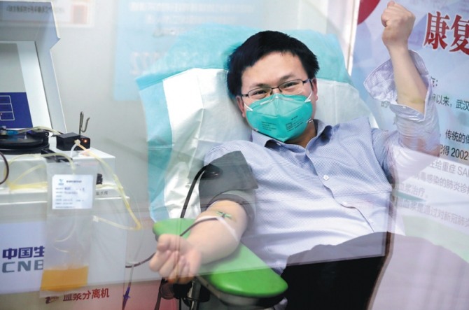 중국 후베이성 우한 병원에서 신종코로나바이러스 감염증에서 완치된 한 시민이 혈장을 헌혈하고 있다. 사진=차이나데일리.