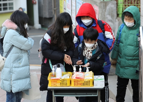 교육부는 새 학기가 시작되는 오는 3월부터 신종 코로나바이러스 감염증(코로나19)과 관련해 보건교사가 없는 학교에 보건인턴교사나 간호사 배치를 지원한다. 사진=뉴시스