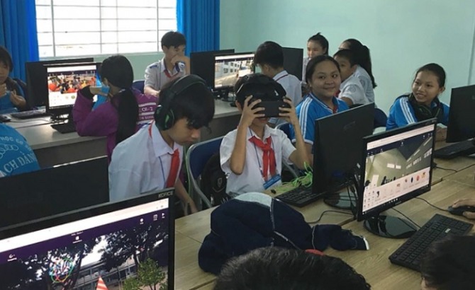 포스코건설 대학생봉사단 해피빌더 봉사자들이 지난 2018년 9월 베트남 바리아 붕따우성(省) 롱손 지역의 박당중학교에서 학생들에게 상상력 향상과 미래직업 체험활동의 하나로 가상현실(VR)교육을 진행하고 있는 모습. 사진=포스코건설