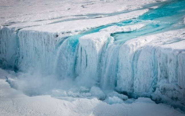 수년간 이어지고 있는 이상고온 현상으로 급속하게 녹아내리고 있는 님극의 빙하.