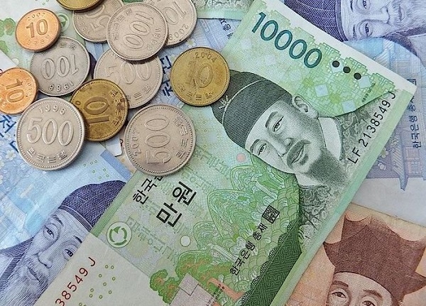 한국의 지폐와 동전들.