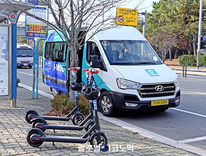 현대차와 인천시가 공동으로 선보인 수요응답형 버스 'I-MOD'와 전동 킥보드 기반의 'I-ZET' 시범 서비스 모습. 사진=현대차