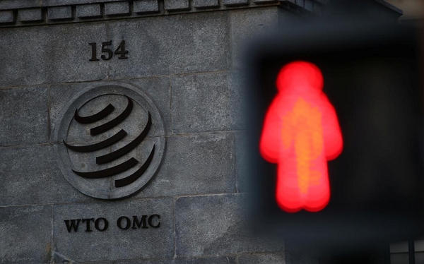 스위스 제네바의 WTO본부 앞에 신호등이 빨간 표시로 바뀌어 있는 모습. 사진=로이터