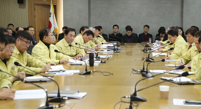 정장선 평택시장이 2020년 주요업무계획 2차 보고회에서 시 중대사안을 논의하고 있다.