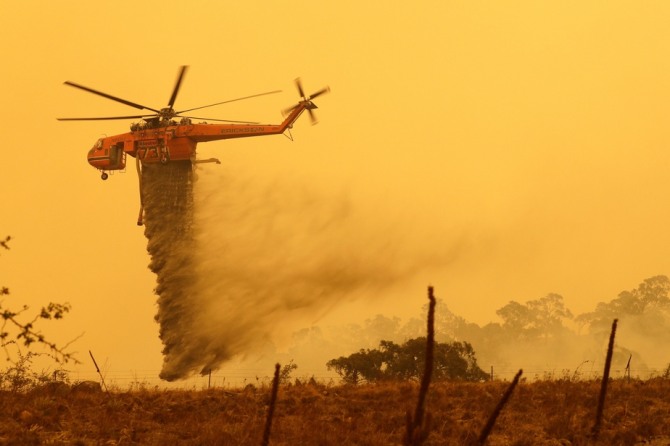 호주 소방헬기가 산불을 진압하고 있다.사진=라프레세