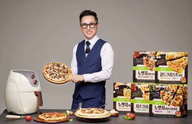 풀무원식품은 ‘노엣지·크러스트 피자’가 출시 두 달 만에 100만 판 판매를 넘어섰다고 18일 밝혔다. 박성재 풀무원식품 FRM(Fresh Ready Meal)사업부 밥&도우 CM(Category Manager). 사진=풀무원