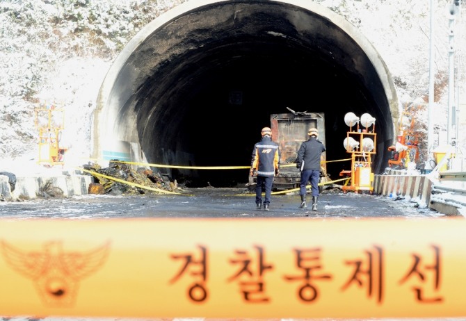 완주~순천 고속도로 상행선 사매 2터널에서 발생한 다중추돌 사고 현장감식이 실시된 18일 경찰, 소방 관계자들이 분주하게 움직이고 있다. 사진=뉴시스