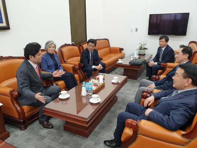 강경화 외교부 장관, 정장선 평택시장, 원유철, 유의동 국회의원, 평택시의회 권영화 의장이 참석해 한미방위비분담금특별협정(SMA) 협상과 관련, 한국인 노동자 무급 휴직 시행 해결을 위해 논의하고있다