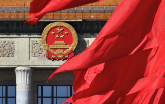 현지시간 18일 트럼프 미국 행정부는 미국에 거점을 둔 중국의 주요 국영언론 5개사에 대한 제재안을 밝혔다. 사진은 베이징 인민대회당 앞에서 휘날리는 붉은 깃발.