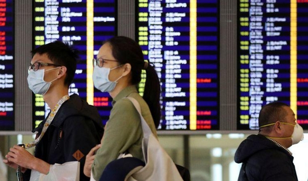홍콩주민들이 코로나19 감염을 예방하기 위해 마스크를 쓴 채 이동하는 모습. 사진=로이터