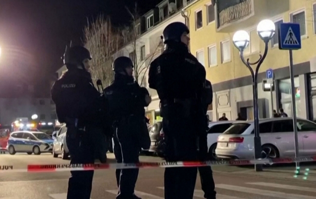 현지시간 19일 밤 발생한 독일 하나우 총격사건 현장에 출동한 경찰. 