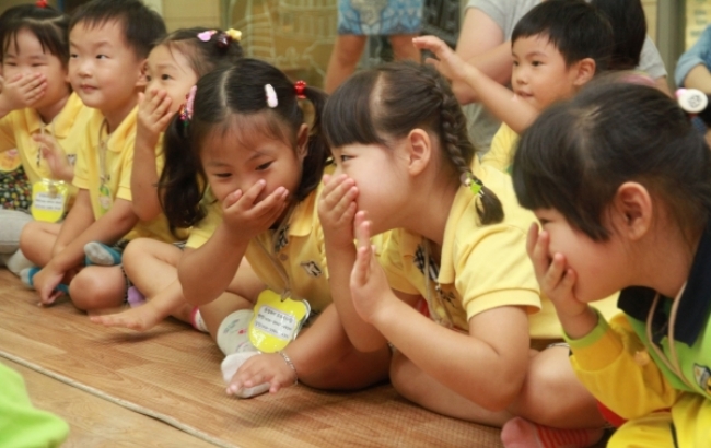 한국 어린이들의 지속적행복도가 세계 13위인 반면 이산화탄소 배출량은 166위로 '극과 극'의 결과가 나온 것으로 알려졌다.