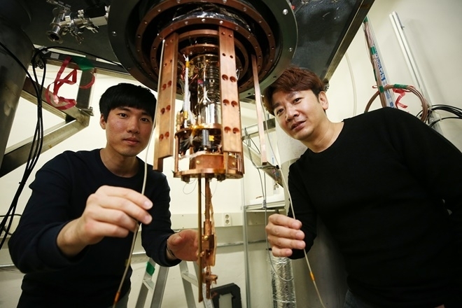 저전력·고속 터널 전계효과 반도체를 개발한 김성호 연구원(왼쪽)과 조성재 교수. 사진=KAIST