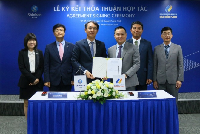 신동민 신한베트남은행 법인장(왼쪽에서 세번째)과 Dao Nam Hai PJICO 총책임자(왼쪽에서 네번째)가 보험 상품 판매 협력 계약 체결후 기념촬영을 하고 있다. 사진=신한은행