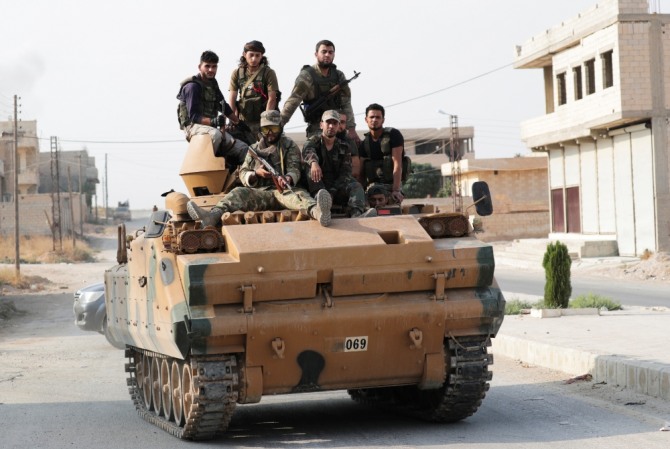 터키군의 지원을 받고 있는 시리아 반군이 탱크를 타고 순찰을 하고 있다. 사진=로이터