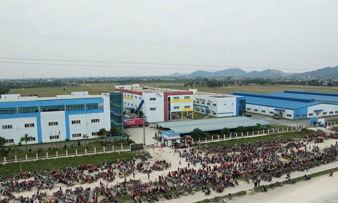 베트남에 진출한 한국기업 JY하남의 수 천 명의 노동자들이 중국 전문가들의 복귀 허용을 저지하는 파업을 하고 있다. 