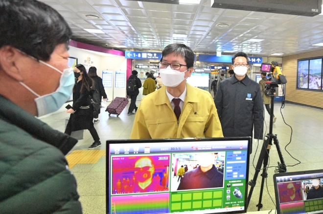 한국철도(코레일) 손병석 사장(가운데)이 21일 오후 동대구역에서 코로나19 방역을 위한 열화상카메라 설비를 점검하고 있다. 사진=한국철도 