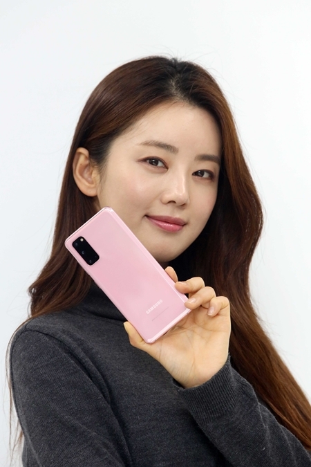 LG유플러스 모델이 전용 색상 기기인 갤럭시S20 핑크를 소개하고 있다. 사진=LG유플러스