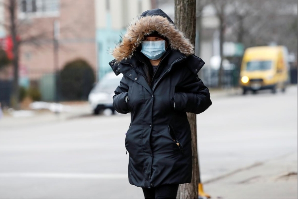 2020 년 1 월 30 일 미국 일리노이 주 시카고에서 신종 코로나 바이러스가 발생한 후 마스크를 쓴 여성이 차이나 타운을 지나가고 있다. 사진=로이터