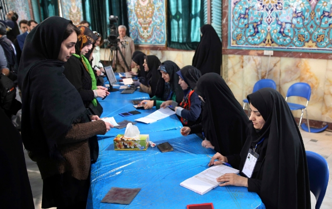 현지시간 21일 치러진 이란 총선거에서 투표를 하기 위해 투표소를 찾은 유권자들.
