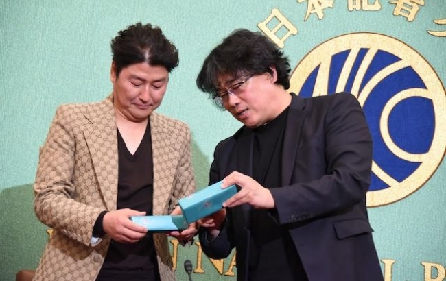 일본 도쿄 우치사이와이 초에서 23일 열린 일본기자클럽 회견에 참석한 봉준호 감독(오른쪽)과 배우 송강호(왼쪽).