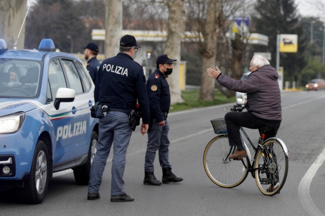 23일 이탈리아 북부 카사푸스터 지역에서 경찰들이 자전거를 탄 시민의 진입을 막고 있다. 이탈리아의 코로나19 확진자는 현재 최소 152명까지 늘어난 가운데 이탈리아 당국은 코로나19 확진자가 집중된 북부 일부 지역에 긴급 봉쇄 조치를 명령했다. 사진=뉴시스