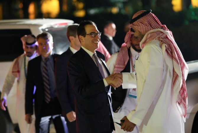 지난 22일 사우디 리야드에서 열린 G20 환영만찬장 도착한 스티븐 므누신 미국재무장관(사진 가운데). 사진=로이터