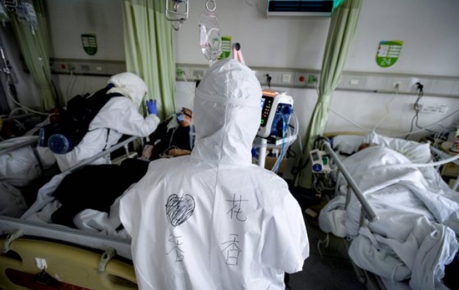 사진은 코로나19 감염증과 매일같이 사투를 벌이고 있는 우한에 있는 한 병원의 의료진들.