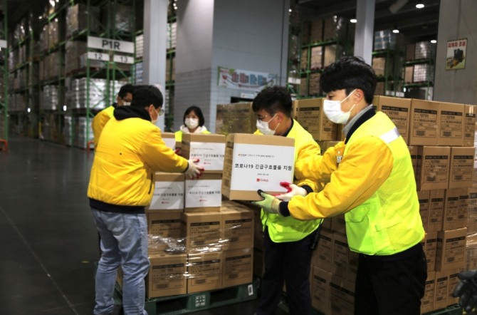 ㈜아성다이소 직원들이 대구광역시에 지원할 KF94 마스크를 운반하고 있다. 사진=아성다이소