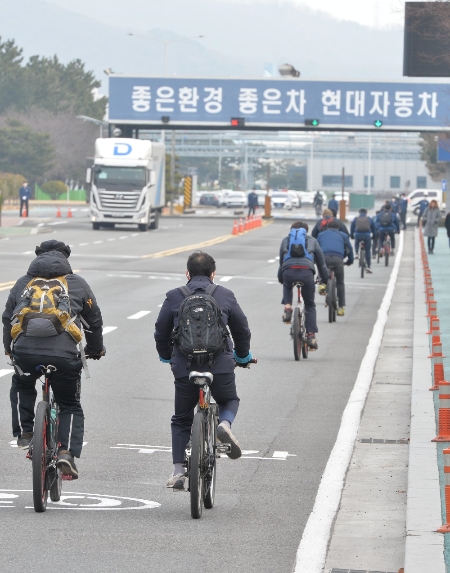 지난 11일 코로나19 사태로 중국산 부품 공급이 중단돼 휴업에 들어간 현대차 울산2공장이 닷새만에 작업이 개재되면서 직원들이 울산공장 명촌정문으로 출근하고 있다. 사진=뉴시스