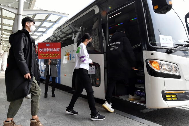입국한 유학생들이 인천공항 버스정류소에서 수원시가 운영하는 버스에 타고 있다. 