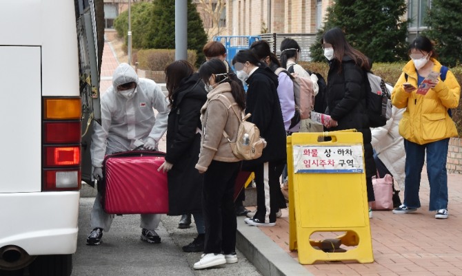 단국대학교 죽전캠퍼스 중국 유학생들이 지난 24일 인천공항에서 버스를 이용해 캠퍼스에 도착한 한 뒤 기숙사 입소를 절차를 밟고 있다.사진=뉴시스