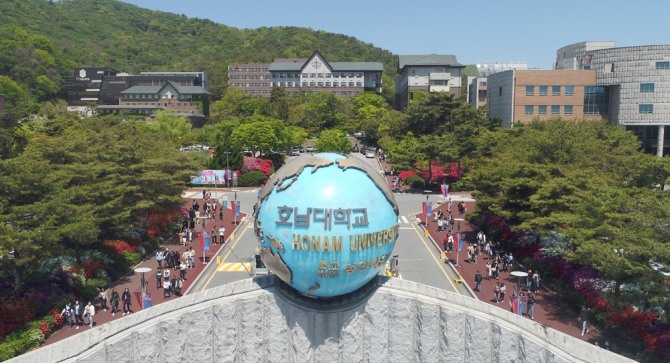 호남대학교(총장 박상철) 보건계열 6개 학과가 최근 국가시험 합격자 발표에서 수년째 높은 합격률을 기록, ‘실력 호남대’의 명성을 이어가고 있다. /호남대학교=제공