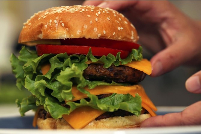 글로벌 곡물회사 카길(Cargill)이 식물성 햄버거 패티와 고기를 출시한다고 밝혔다. 사진=로이터
