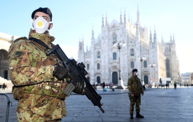 이탈리아 밀라노 대성당(두오모) 앞 광장에서 마스크 차림으로 경계근무를 하고 있는 군인들.