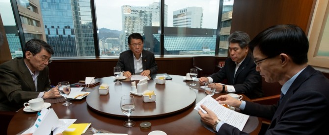 은성수 금융위원장(왼쪽에서 두번째)과 정책금융기관장들이 코로나19 피해기업에 대한 금융지원방안을 논의하고 있다. 사진=금융위원회