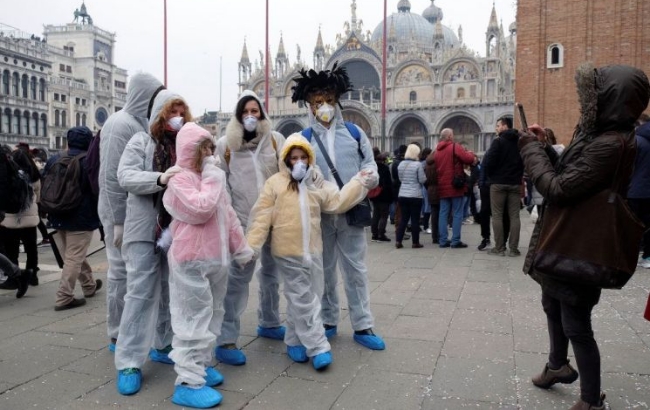 이탈리아 베니스 축제에 참가한 사람들이 23일(현지시간) 보호복과 마스크를 착용하고 기념사진을 찍고 있다.