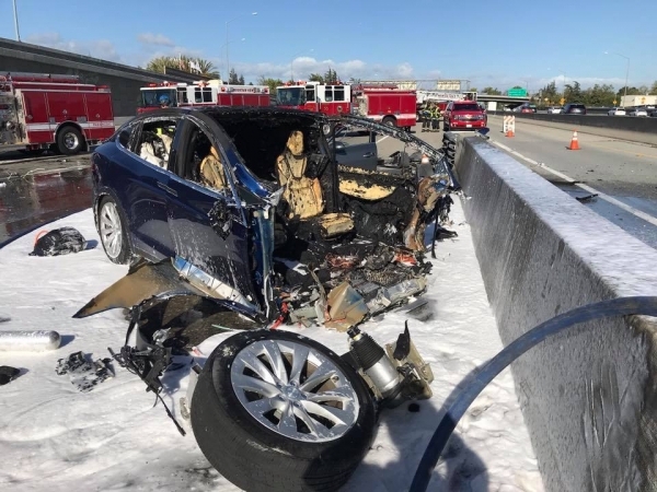 지난 2018년 3일 미국 캘리포니아주 101번 고속도로에서 안전벽 충돌 사고를 낸 테슬라 모델X 차량. 사진=마운틴뷰 소방서