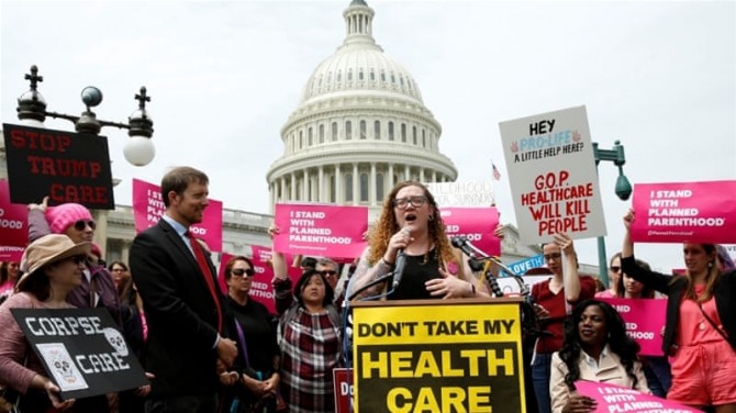 미 의회 의사당 앞에서 의료보험의 확대를 요구하는 시위가 펼쳐지고 있다. 사진=로이터 