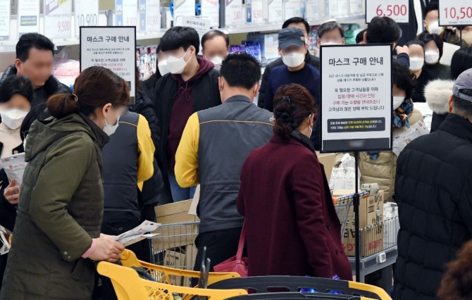 코로나19 확진자가 급증하고 있는 가운데 26일 서울의 한 대형마트에서 시민들이 마스크를 구매하기 위해 줄을 서고 있다. 사진=뉴시스