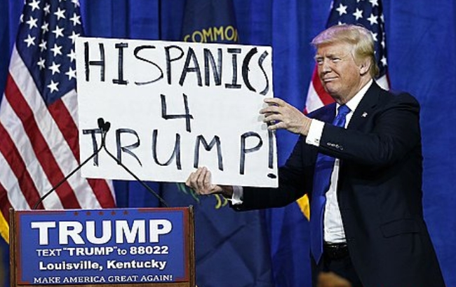 사진은 지난 2016년 대통령선거 때 히스패닉계 유권자들의 지지를 호소하고 있는 트럼프.
