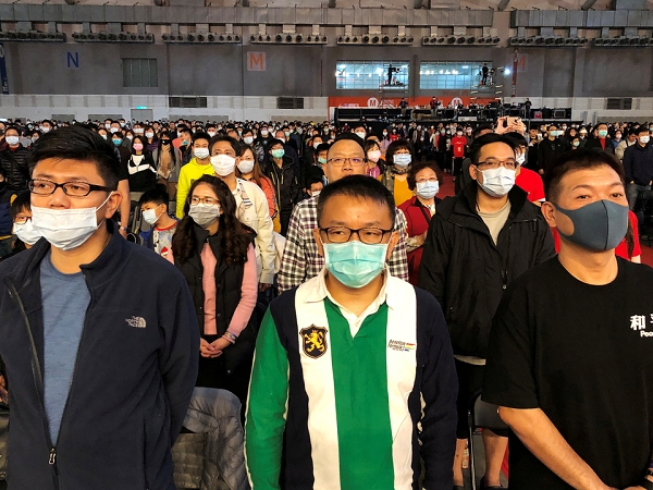 마스크를 착용한 채 연말행사에 참석한 폭스콘 직원들. 사진=로이터