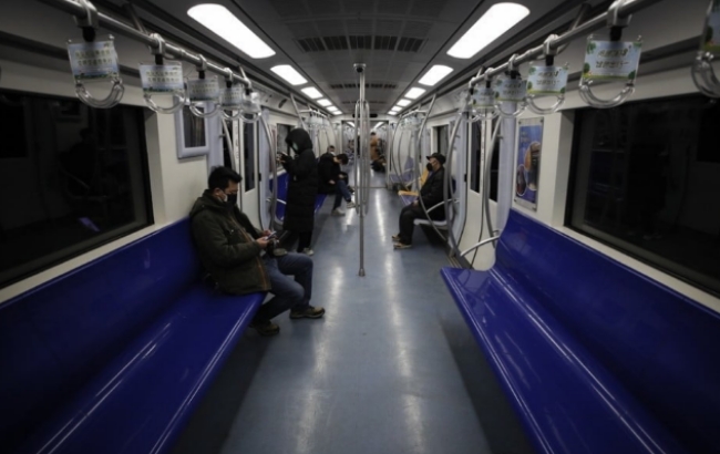 코로나19 감염확산을 피하기 위해 이용자가 격감하면서 텅 빈 베이징의 지하철.
