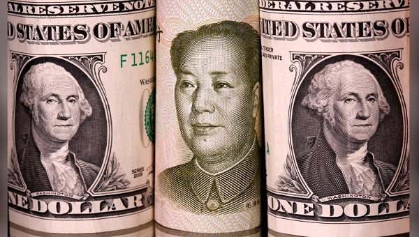 중국 위안화지폐와 달러화 지폐, 사진=로이터