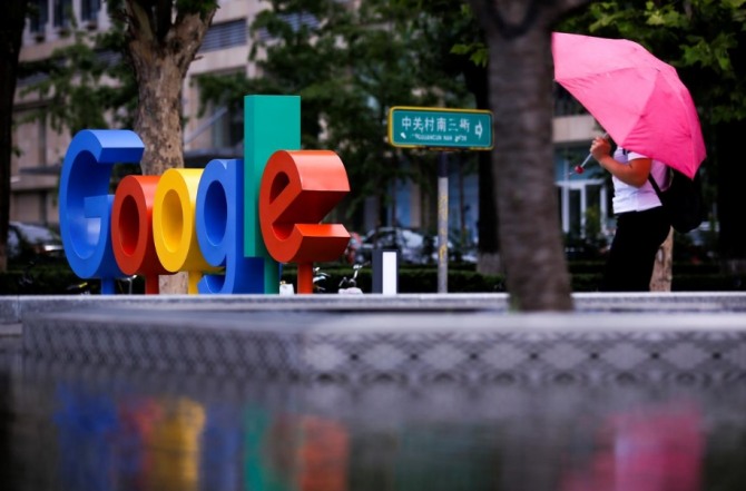 중국 베이징 구글 지사 앞의 간판. 사진=로이터 