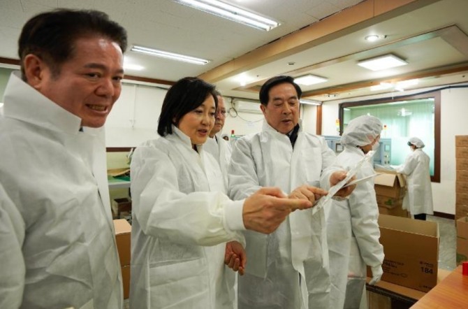 지난 18일 박영선(가운데) 중소벤처기업부 장관은 ’착한 마스크 제조기업‘인 ㈜에버그린을 찾아 공급상황을 점검하고 있는 모습. 사진=중소벤처기업부
