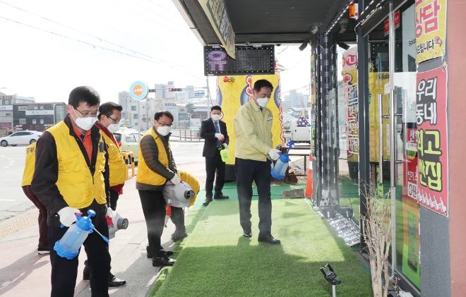 정장선 평택시장이 27일 세교동 지역을 찾아 시민단체와 방역활동에 동참하고 있다