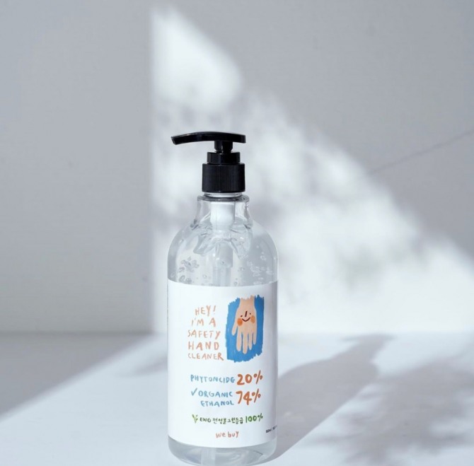 ㈜마이비코퍼레이션의 오미나 대표이사가 코로나19 확산에 따라 사랑의열매를 통한 보육원 아동과 선생님 등을 위해 손 세정겔과 마스크 2000장 등을 전달했다고 27일 밝혔다. 사진=마이비코퍼레이션