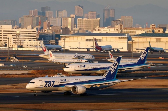 2018년 1월 10일 일본 도쿄의 하네다 국제 공항에 착륙하고 있는 ANA항공사의 보잉 787-8 드림 라이너. 사진=로이터