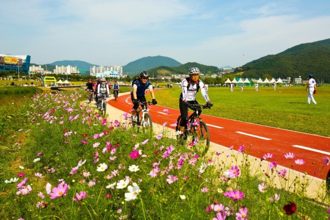 경안천 변을 달리는 자전거. 사진=뉴시스